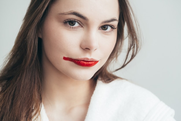 여자 립스틱 메이크업 초상화입니다. 붉은 분홍색 입술을 가진 아름다운 여성. 스튜디오 촬영.