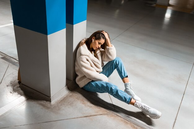 La donna ascolta la musica nel parcheggio sotterraneo