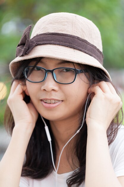 woman listen music.