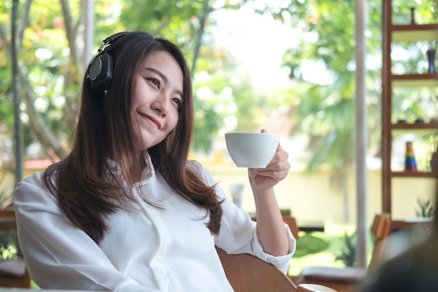 woman listen to music