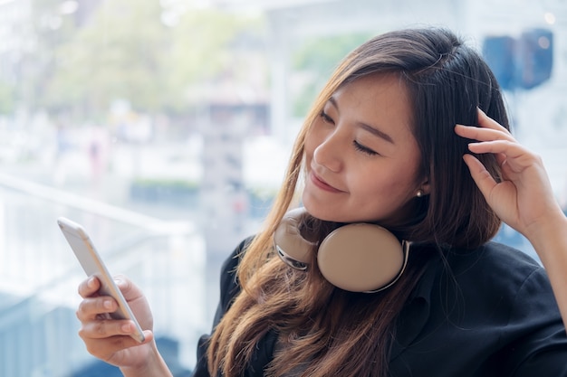 女性は音楽を聴く