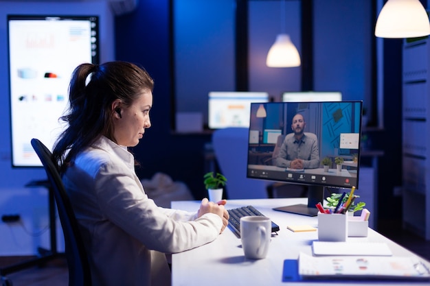 Donna che ascolta la scadenza per il nuovo progetto di comunicazione durante la riunione online libero professionistalen