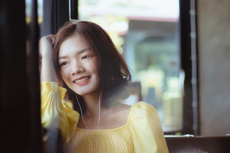 Photo 一個女人在空<unk>時間聽音樂,很開心.