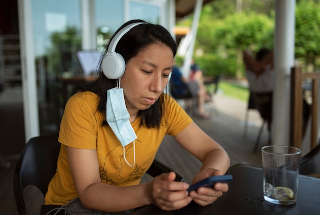 Photo woman listening to music from smart phone