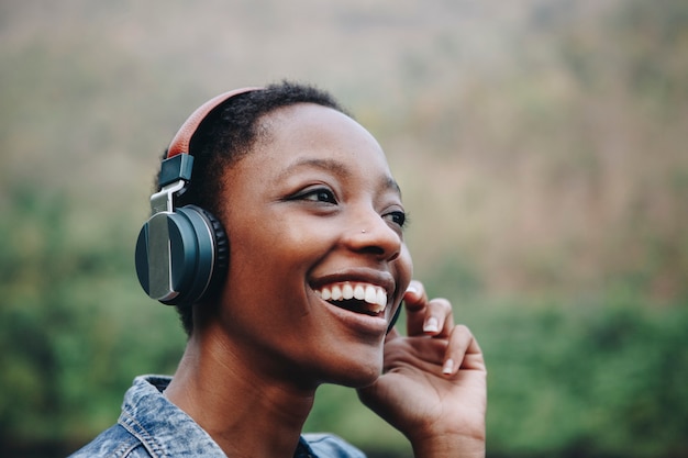 自然の中で音楽を聴く女性