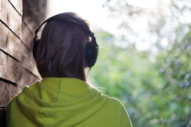 屋外で音楽を聴く女性