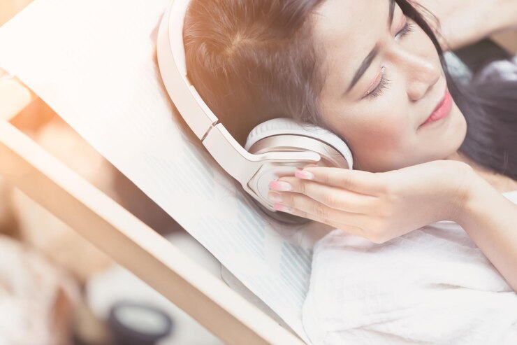Photo 椅子に座って音楽を聴いている女性