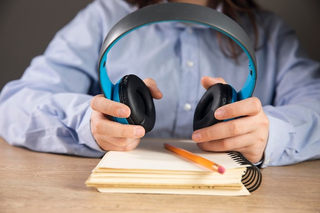 Photo woman listening to music