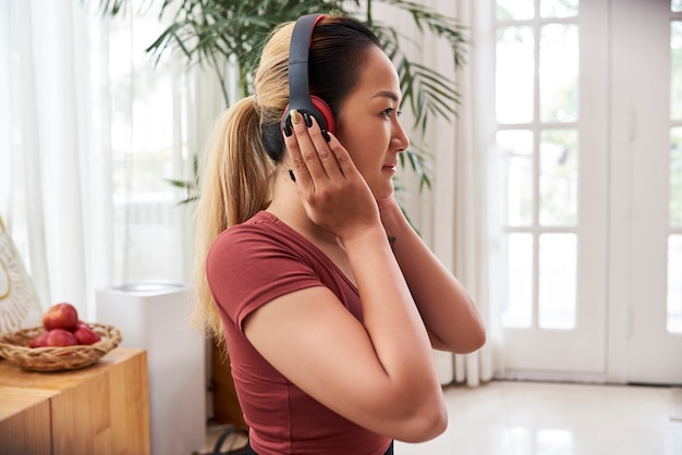 音楽を聴く女性