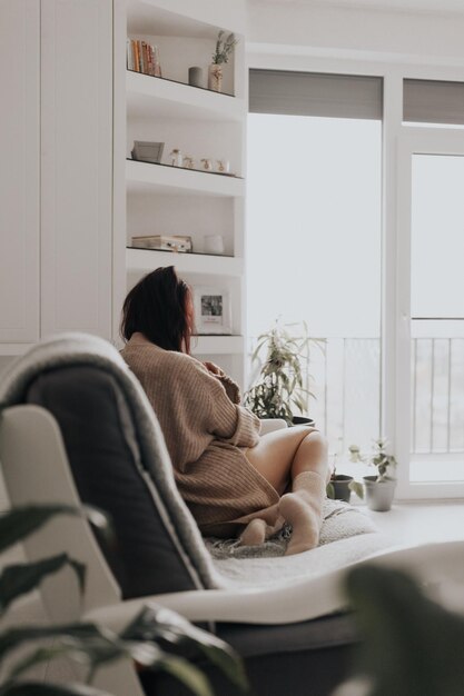 Photo woman in living room sitting on sofa