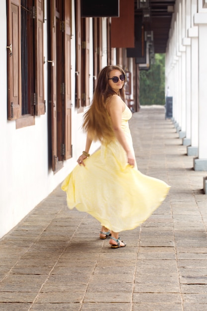 Foto donna in un abito lungo danza