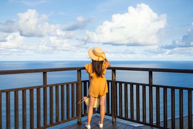 写真 女性は晴れた日に海を見る