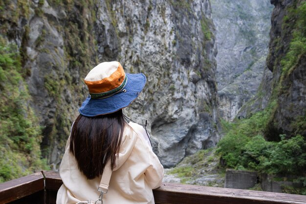 Hualien Taroko Gorge의 풍경을 바라보는 여성