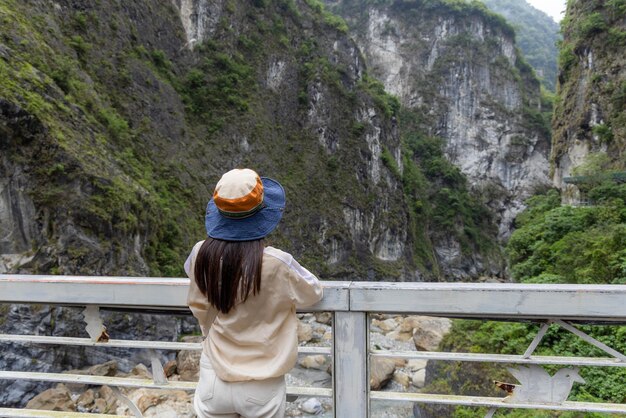 Photo woman look at the scenery in hualien taroko gorge at hualien taroko