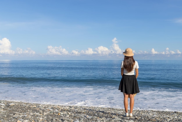 女性は海辺を見る