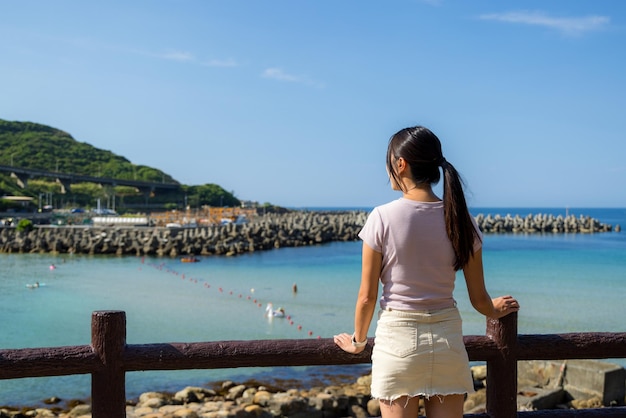 女性は海辺を見る