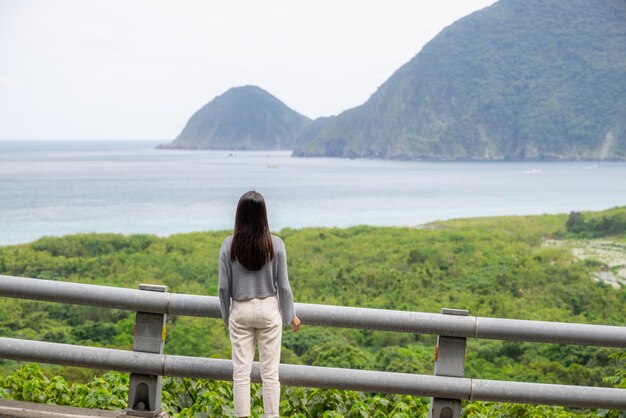 여자는 바다와 산을 쳐다본다