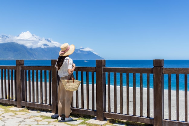 女性は夏に海を見る