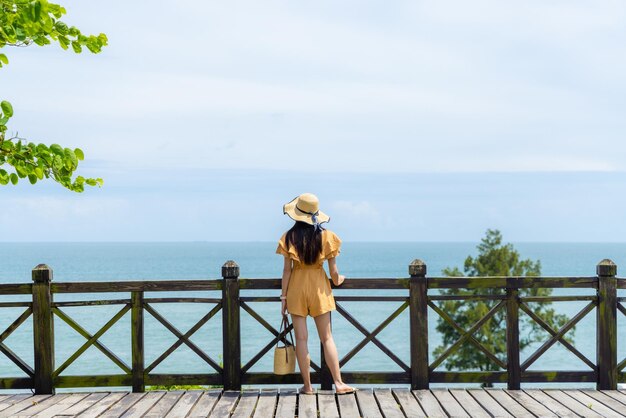 女性は海を見る