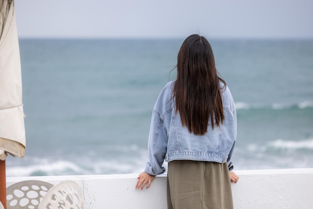 女性は海を見る