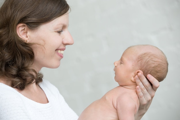 写真 女性は赤ちゃんを見て