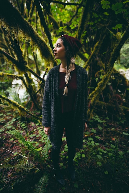 Photo woman looking away in forest