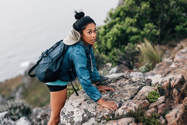 Photo woman looking away while rock climbing