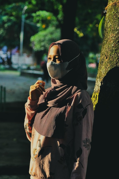 Photo woman looking away while standing outdoors