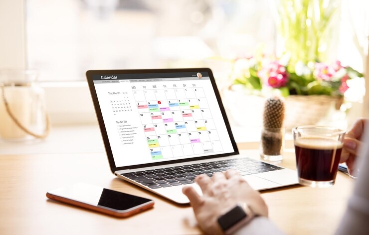 Photo woman looking at calendar on laptop computer
