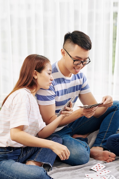 彼女のボーイフレンドのカードで探している女性