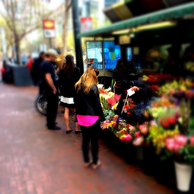 Photo woman looking at city street