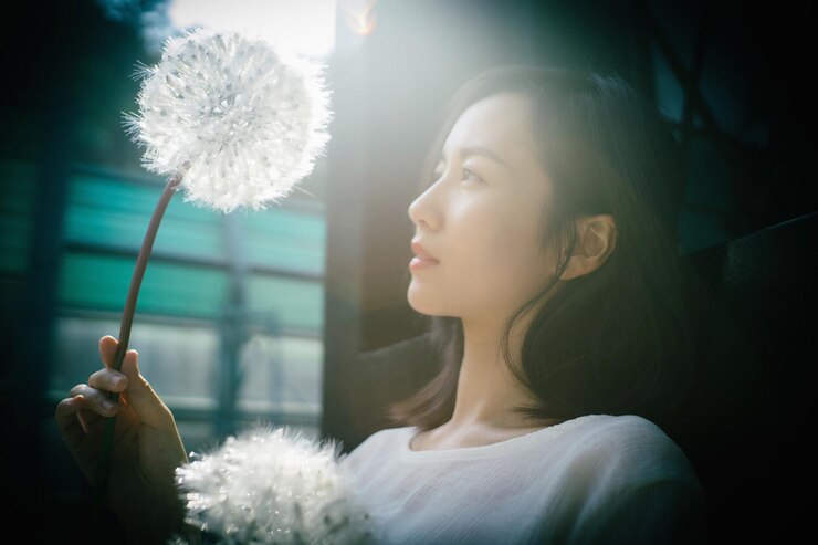 Photo 창문 앞 에서 불 을 바라보는 여자