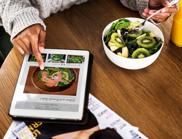 Photo woman looking for healthy food online