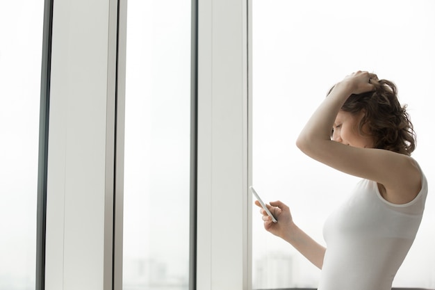 Photo woman looking at her mobile phone