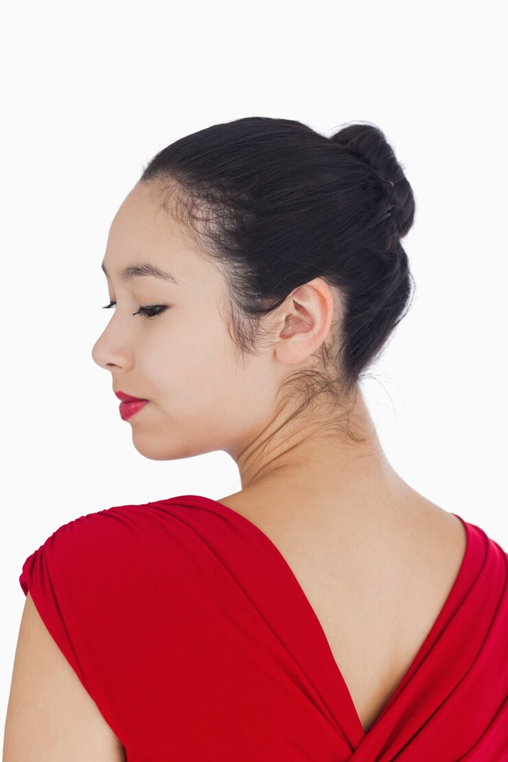 Photo 여자가 그녀의 어깨를보고
