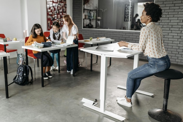 Foto una donna che guarda i suoi studenti