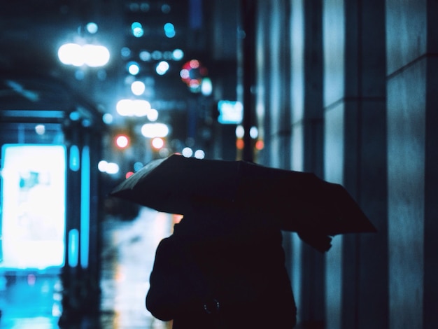 Foto donna che guarda la luce illuminata