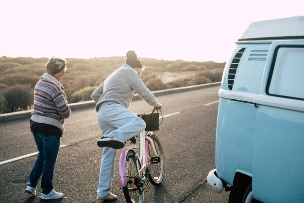 Photo woman looking at man sitting on bicycle