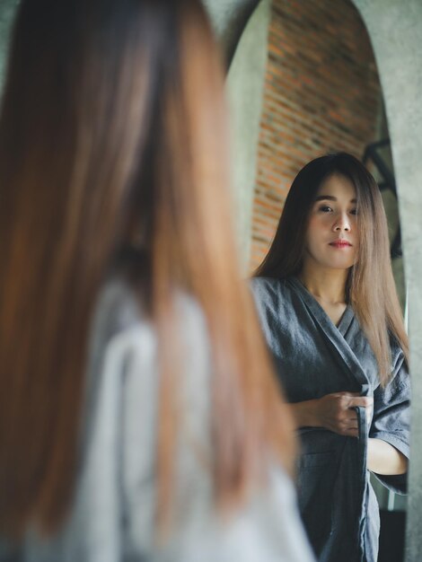 Photo woman looking at mirror