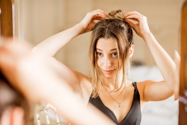 Photo woman looking in the mirror