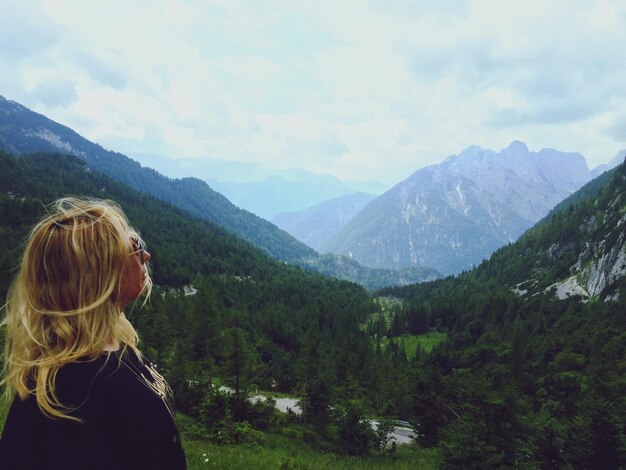 Foto donna che guarda le montagne a kranjska gora