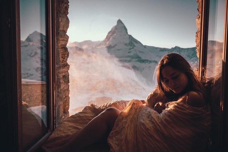 Photo woman looking at mountains during winter