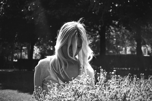 Photo woman looking at plants