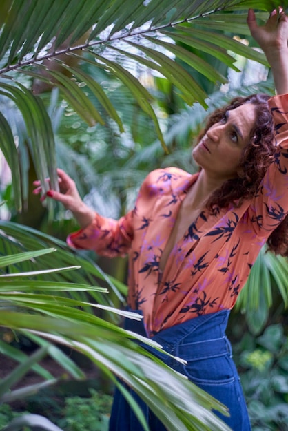 Photo woman looking at plants