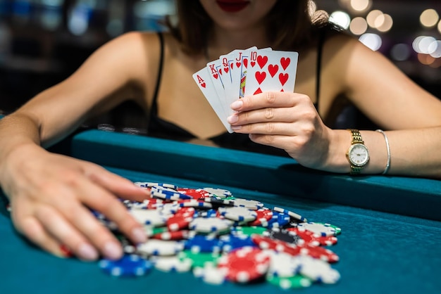 Женщина смотрит в карты в казино