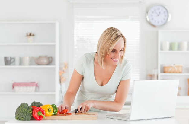 Женщина ищет рецепт на ноутбуке