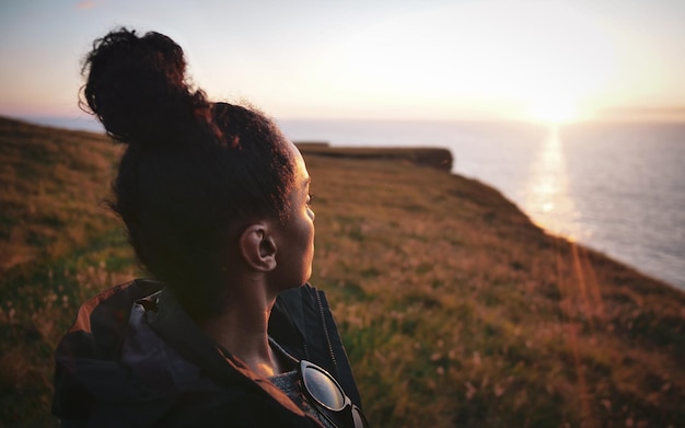 Photo woman looking at sea during sunset