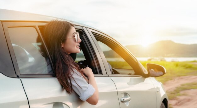 写真 車の窓から見る女性