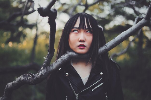 写真 女性が枝を見上げている ⁇