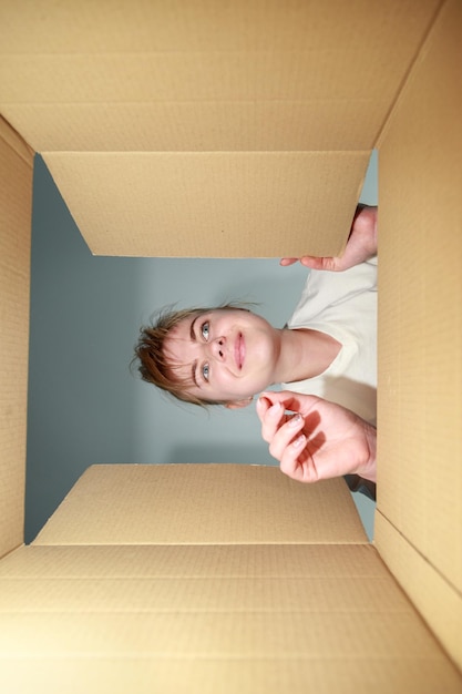 Photo woman looks into the delivery box